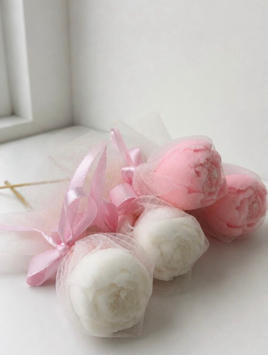 Konfeta në formë Peonie me tyl dhe fjongo